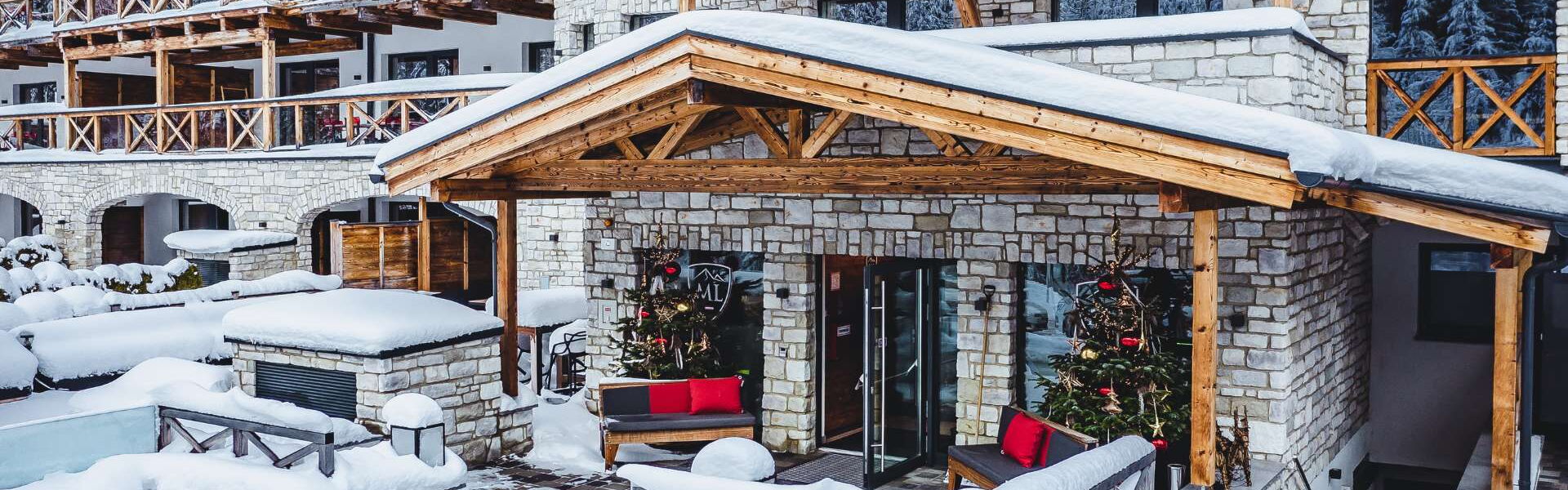 Avenida Mountain Lodges Saalbach Winter Eingang