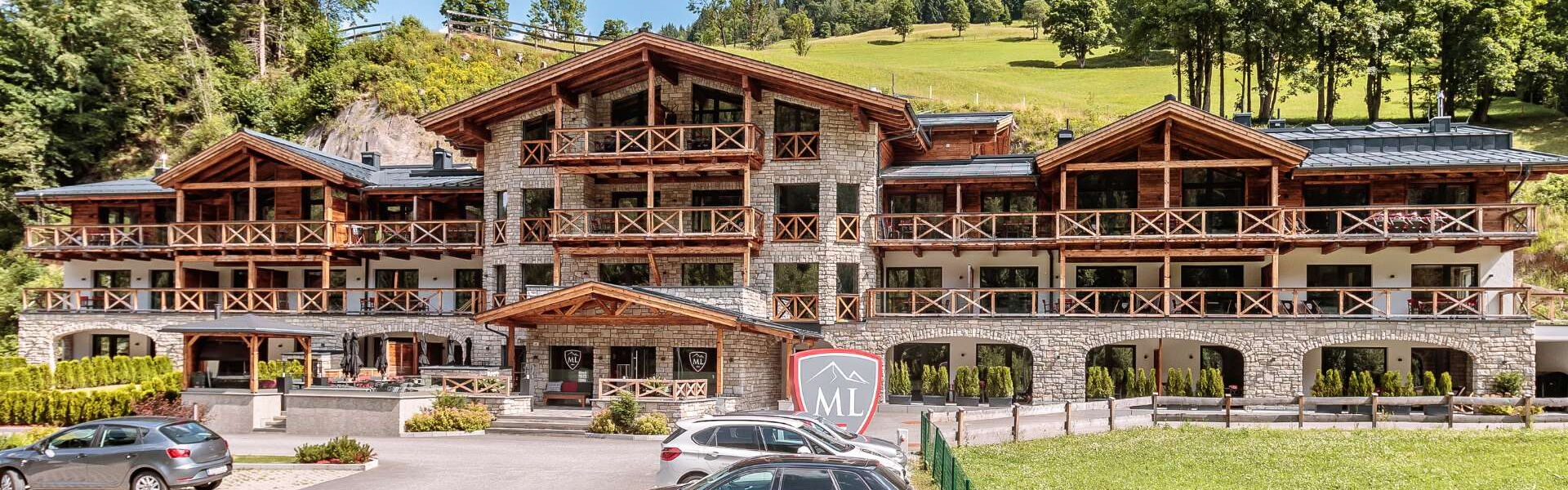 Avenida Mountain Lodges Saalbach Sommer Außen